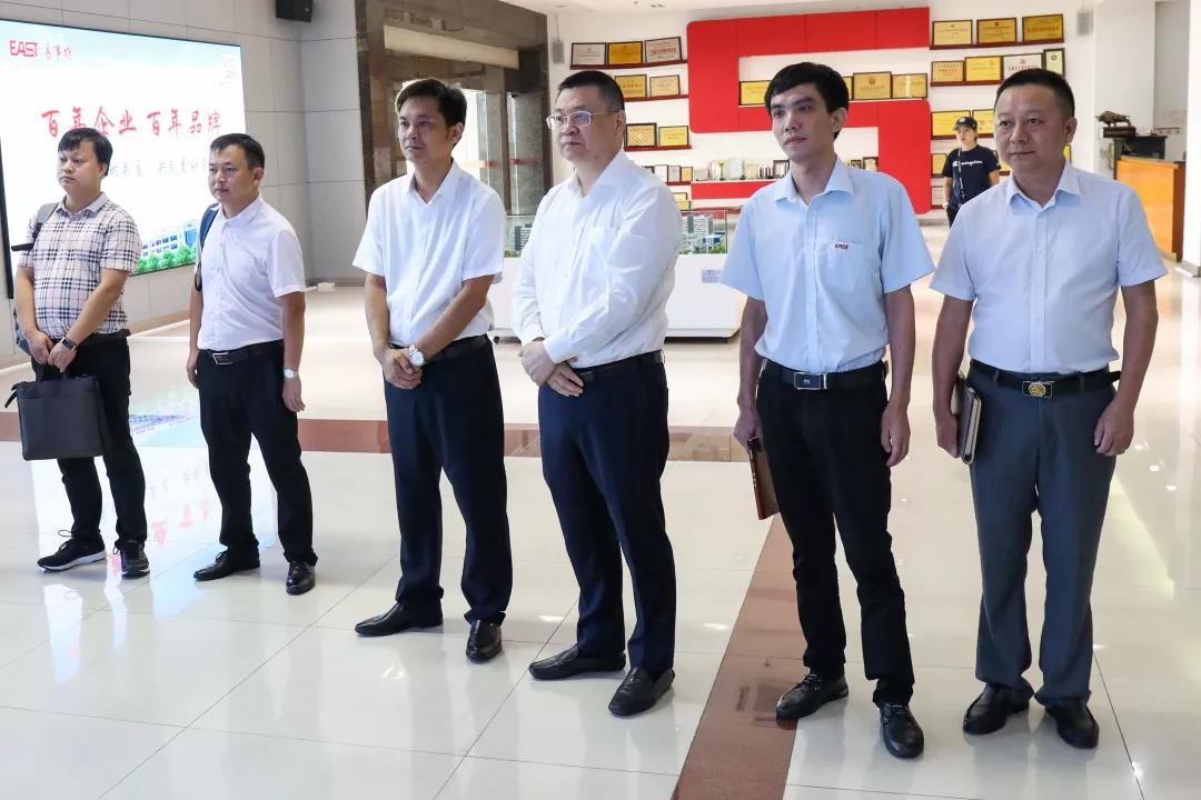 孝感高新区党工委书记贺卫东莅临易事特调研大数据和充电桩技术创新